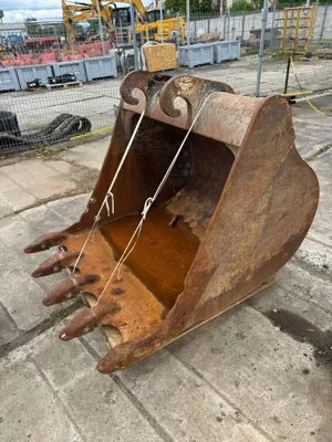 113613